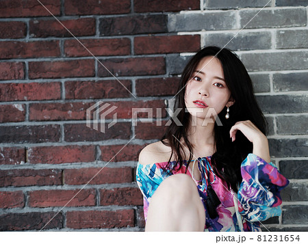 女性ポートレート　ファッションイメージ 81231654