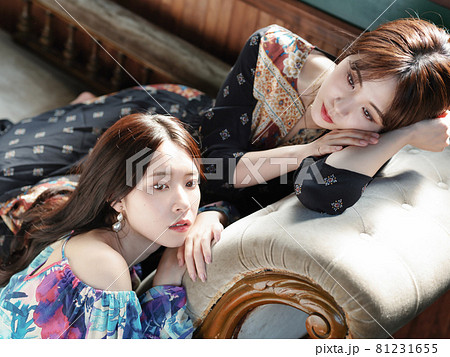 女性二人のポートレート ファッションイメージ 女性二人のポートレート ファッションイメージ 81231655