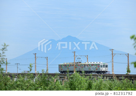 岩木山とりんご畑のコンクリート橋を行く弘南鉄道大鰐線7000系電車 岩木山とりんご畑のコンクリート橋を行く弘南鉄道大鰐線7000系電車 81231792