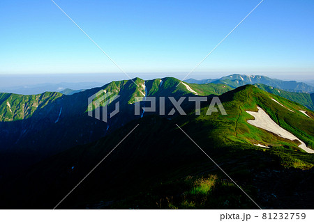 高山植物が咲き誇り、美しい稜線と雪渓が織りなす雄大な山岳風景が魅力の名峰、大朝日岳（朝日連峰） 81232759