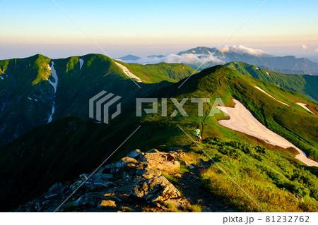 高山植物が咲き誇り、美しい稜線と雪渓が織りなす雄大な山岳風景が魅力の名峰、大朝日岳(朝日連峰) 高山植物が咲き誇り、美しい稜線と雪渓が織りなす雄大な山岳風景が魅力の名峰、大朝日岳(朝日連峰) 81232762