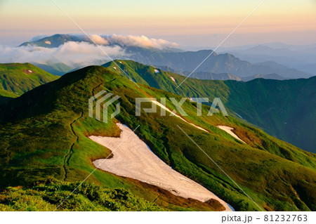 高山植物が咲き誇り、美しい稜線と雪渓が織りなす雄大な山岳風景が魅力の名峰、大朝日岳(朝日連峰) 高山植物が咲き誇り、美しい稜線と雪渓が織りなす雄大な山岳風景が魅力の名峰、大朝日岳(朝日連峰) 81232763