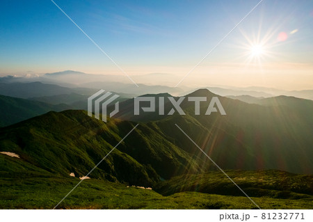 高山植物が咲き誇り、美しい稜線と雪渓が織りなす雄大な山岳風景が魅力の名峰、大朝日岳(朝日連峰) 高山植物が咲き誇り、美しい稜線と雪渓が織りなす雄大な山岳風景が魅力の名峰、大朝日岳(朝日連峰) 81232771