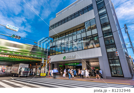 日本の東京都市景観　新大久保駅前には多くの人出…＝8月19日 81232946
