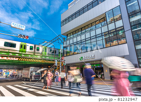 日本の東京都市景観　新大久保駅前には多くの人出…＝8月19日 81232947