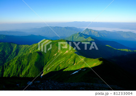 高山植物が咲き誇り、美しい稜線と雪渓が織りなす雄大な山岳風景が魅力の名峰、大朝日岳(朝日連峰) 高山植物が咲き誇り、美しい稜線と雪渓が織りなす雄大な山岳風景が魅力の名峰、大朝日岳(朝日連峰) 81233004