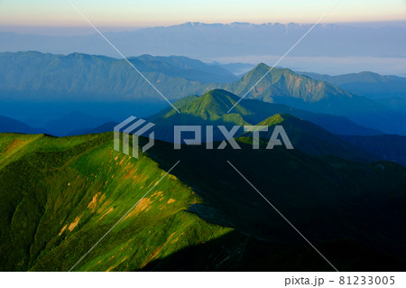 高山植物が咲き誇り、美しい稜線と雪渓が織りなす雄大な山岳風景が魅力の名峰、大朝日岳（朝日連峰） 81233005