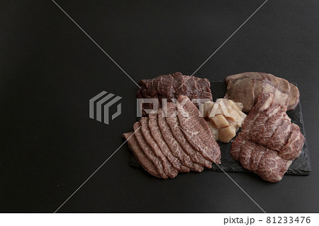 焼肉盛り合わせ　黒バック　コピースペース　右寄り 81233476