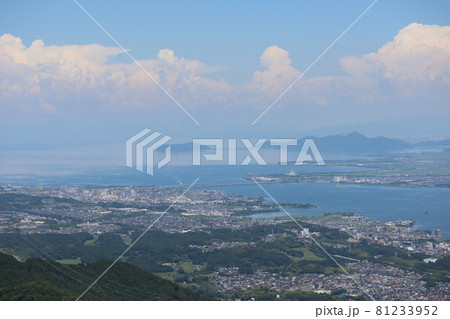もくもく雲と青空と堅田の街と琵琶湖大橋と沖島と守山や近江八幡方面の田畑や町を高台から見た風景 もくもく雲と青空と堅田の街と琵琶湖大橋と沖島と守山や近江八幡方面の田畑や町を高台から見た風景 81233952