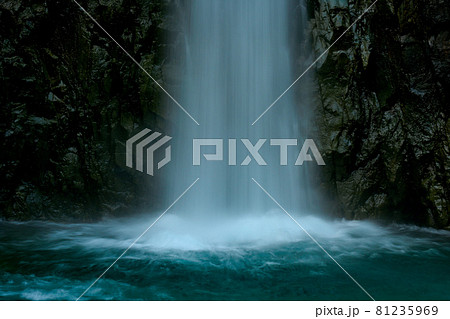 美しい直瀑の癒される高樽の滝 美しい直瀑の癒される高樽の滝 81235969