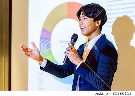 プレゼンをする若い男性 撮影協力:WEEK芝大門(サンフロンティア不動産) プレゼンをする若い男性 撮影協力:WEEK芝大門(サンフロンティア不動産) 81236112
