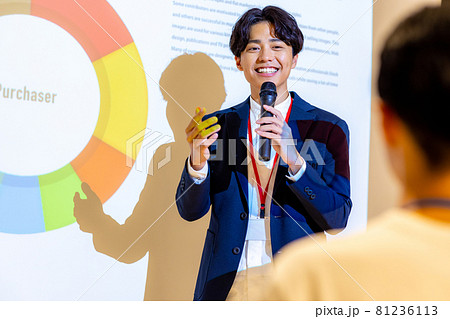 プレゼンをする若い男性 撮影協力:WEEK芝大門(サンフロンティア不動産) プレゼンをする若い男性 撮影協力:WEEK芝大門(サンフロンティア不動産) 81236113