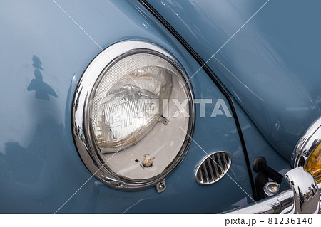 古い自動車のヘッドライト　Headlight of the old car 81236140