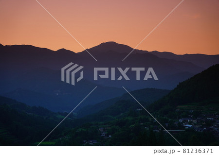 高知県長岡郡本山町　吉延集落と白髪山の夕焼け空 81236371