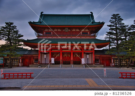 夕暮れ時の平安神宮 81236526