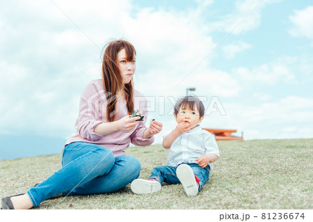 公園でご飯を食べる親子 81236674
