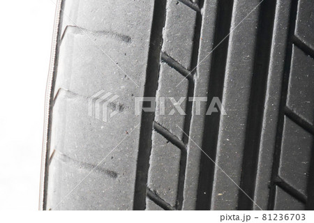 すり減ったタイヤ すり減ったタイヤ 81236703