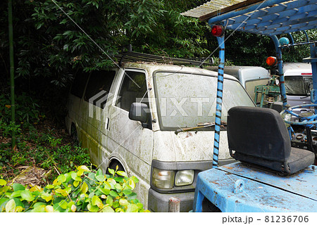 廃車の放置 81236706