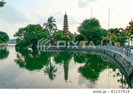 ベトナム・ハノイのタイ湖に佇む鎮国寺 ベトナム・ハノイのタイ湖に佇む鎮国寺 81237919