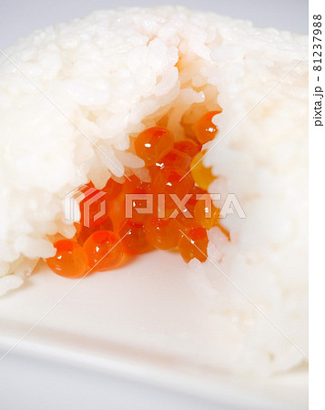 いくらおにぎり 81237988