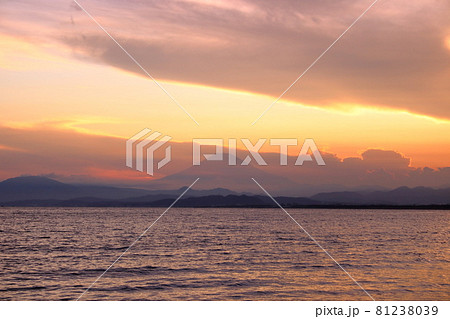 夕暮れの富士山(江の島 片瀬西浜海水浴場より撮影) 夕暮れの富士山(江の島 片瀬西浜海水浴場より撮影) 81238039