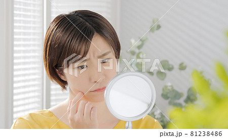 ビューティーイメージ 　若い女性　フェイスケア 81238486