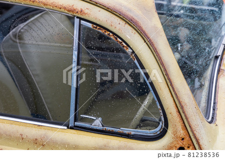 古い車の窓 window of the old car of the triangle 古い車の窓 window of the old car of the triangle 81238536