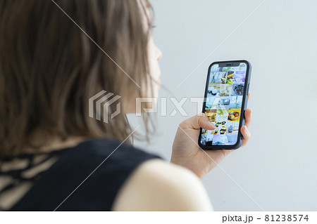 女性　スマートフォン 81238574
