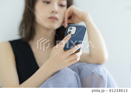 女性　スマートフォン 81238613