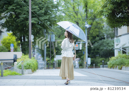 雨 女性 雨 女性 81239534
