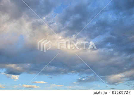 青空と涌き雲の風景　　大空流れる白い涌き雲 81239727