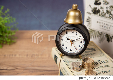 時給、時間とお金のイメージ　本に乗った時計 81240592