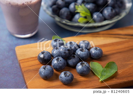 新鮮でブルームのついたブルーベリー 81240605