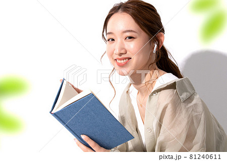 読書をする若い女性のポートレート 81240611