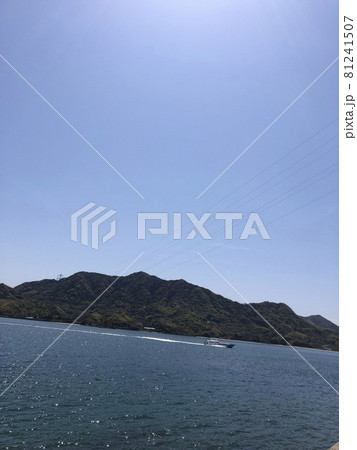 《うさぎの島(大久野島)から見る船が走る海と山と青空の風景》(広島県 竹原市) 《うさぎの島(大久野島)から見る船が走る海と山と青空の風景》(広島県 竹原市) 81241507