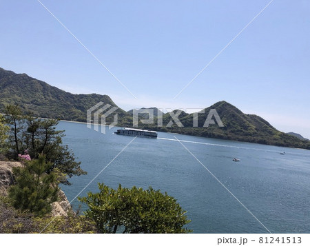 《うさぎの島(大久野島)から見る船が走る海と山と木々と青空の風景》(広島県 竹原市) 《うさぎの島(大久野島)から見る船が走る海と山と木々と青空の風景》(広島県 竹原市) 81241513