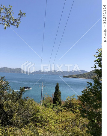 《うさぎの島(大久野島)から見る船が走る海と山と木々と青空の風景》(広島県 竹原市) 《うさぎの島(大久野島)から見る船が走る海と山と木々と青空の風景》(広島県 竹原市) 81241514