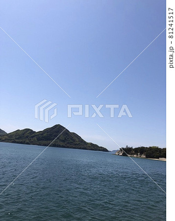 《うさぎの島(大久野島)から見る海と山と青空の風景》(広島県 竹原市) 《うさぎの島(大久野島)から見る海と山と青空の風景》(広島県 竹原市) 81241517