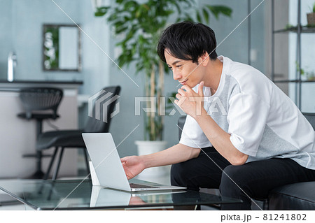 男性 パソコン テレワーク リモートワーク リビング ライフスタイル 男性 パソコン テレワーク リモートワーク リビング ライフスタイル 81241802