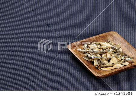 アーモンドと小魚 81241901