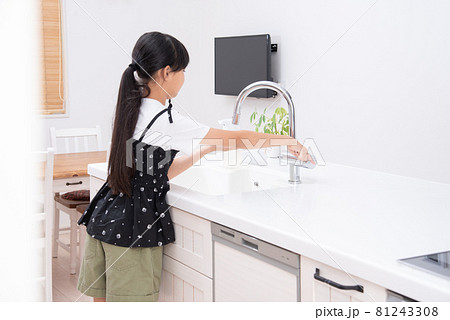 食器洗いのお手伝いをする女の子 食器洗いのお手伝いをする女の子 81243308