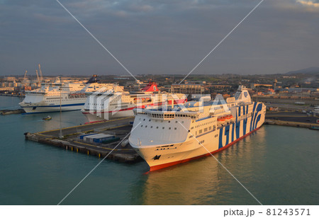 碇泊中の朝日があたる豪華客船3隻 81243571