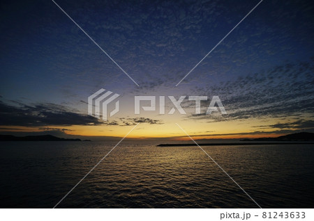 薄暮の夕空と海・初秋 薄暮の夕空と海・初秋 81243633