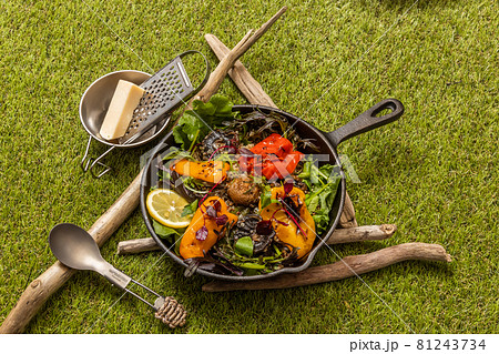 アウトドア料理 Outdoor lunch at the cottage アウトドア料理 Outdoor lunch at the cottage 81243734