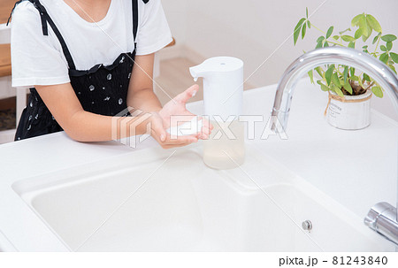 手を洗う小学生の女の子 81243840