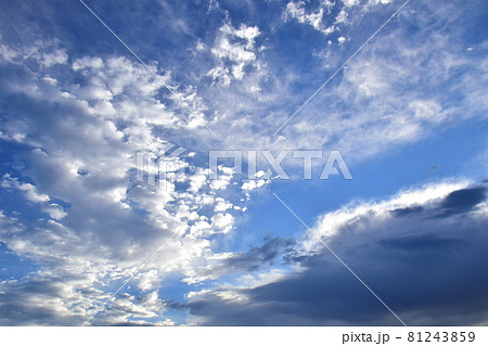 ドラマティックな涌き雲　アートな涌き雲　きれいな涌き雲 81243859