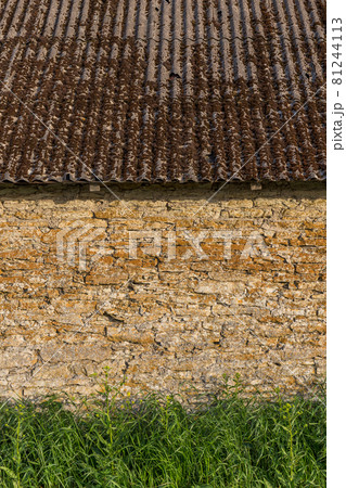 stone wall with grass 81244113