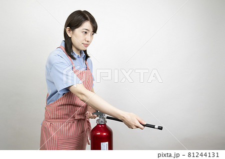 消火器のホースを持って構える女性 消火器のホースを持って構える女性 81244131