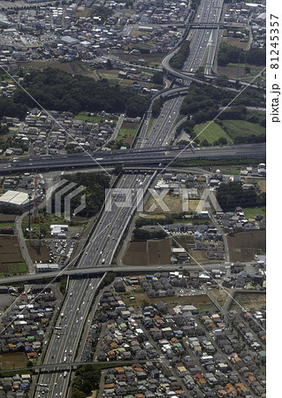 関越自動車道と圏央道の鶴ヶ島ジャンクション付近を空撮 81245357