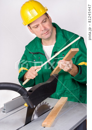 Carpenter working on an circular saw 81245447